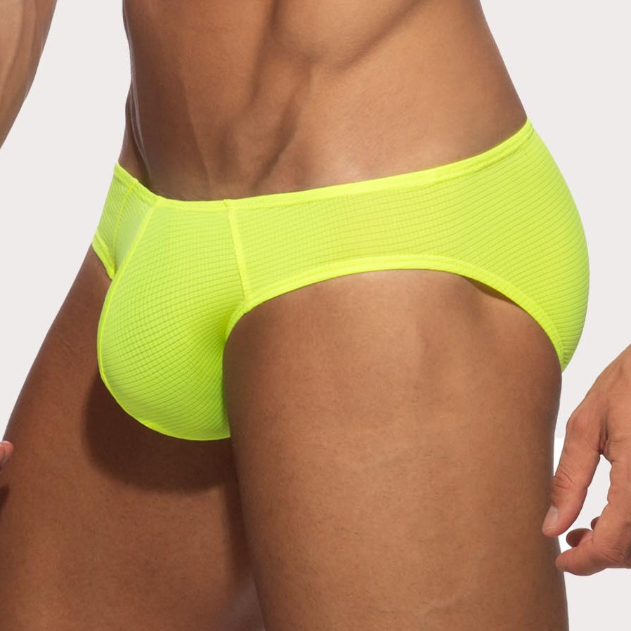 Addicted Veloz Dry Bikini Brief - Knapper Männer Slip im Low-Rise Design aus ultra-leichtem Material in neon-gelb