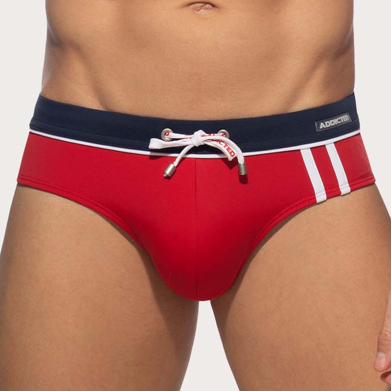 Addicted Detail Binding Swim Brief - Sexy, sportlicher Badeslip für Männer mit Push-Up Einlage in rot mit blauem Bund, front
