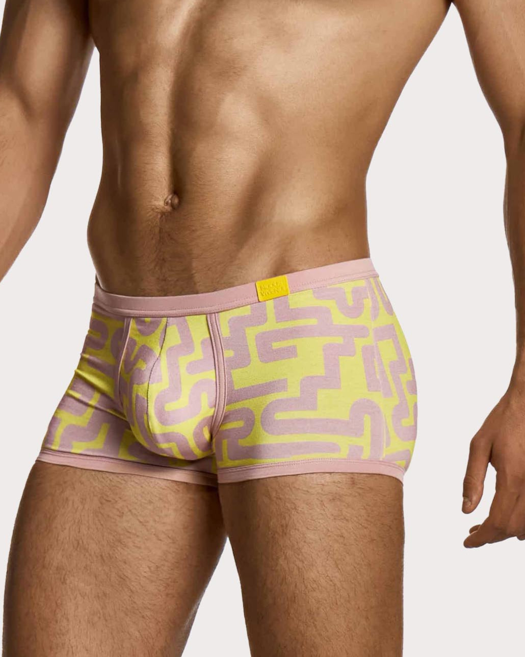 Modus Vivendi Labyrinth Boxer - Sexy geschnittene Low-Rise Boxershorts für Männer mit ausgefallenem Muster in Dusty pink und gelb, side