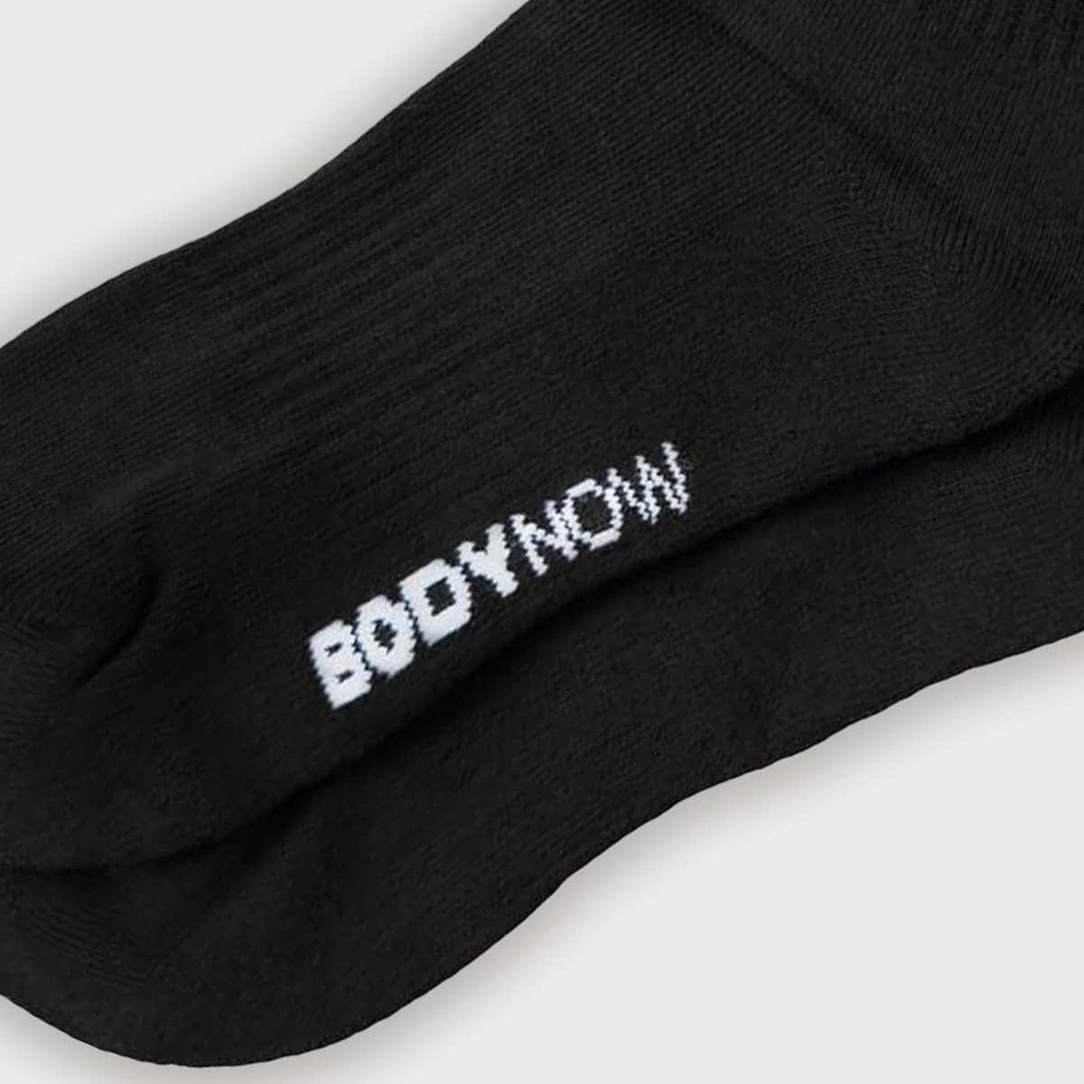 Bodynow Socks 'Everyday Premium' Original- schwarze Sportsocken in Crew Length mit weißem Logo, detail
