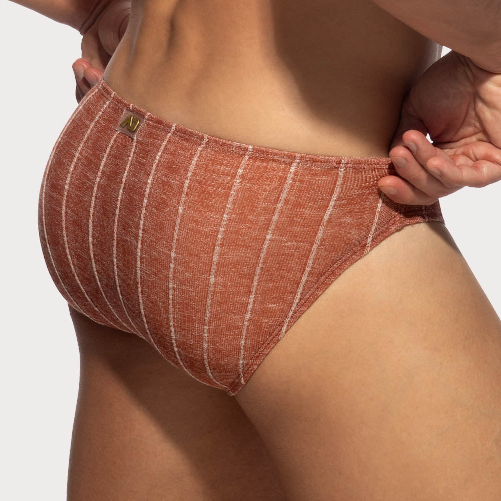 Addicted Rib Knit Bikini Brief - Low-Rise Herrenslip in feiner Strickoptik mit großzügigem Pouch in rot, back