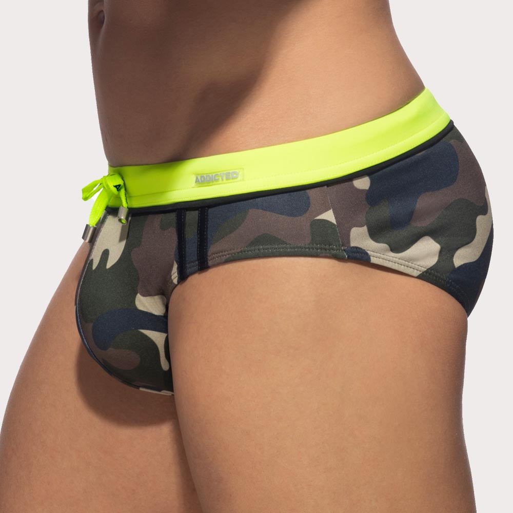 Addicted Badeslip 'Detail Binding Swim Brief' mit Camo-Muster und Push-Up Einlage, Seitenansicht