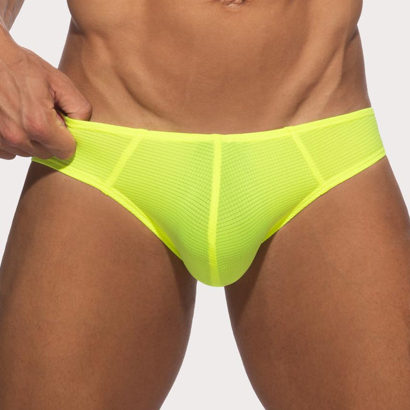 Addicted Veloz Dry Bikini Brief - Knapper Männer Slip im Low-Rise Design aus ultra-leichtem Material in neon-gelb, front