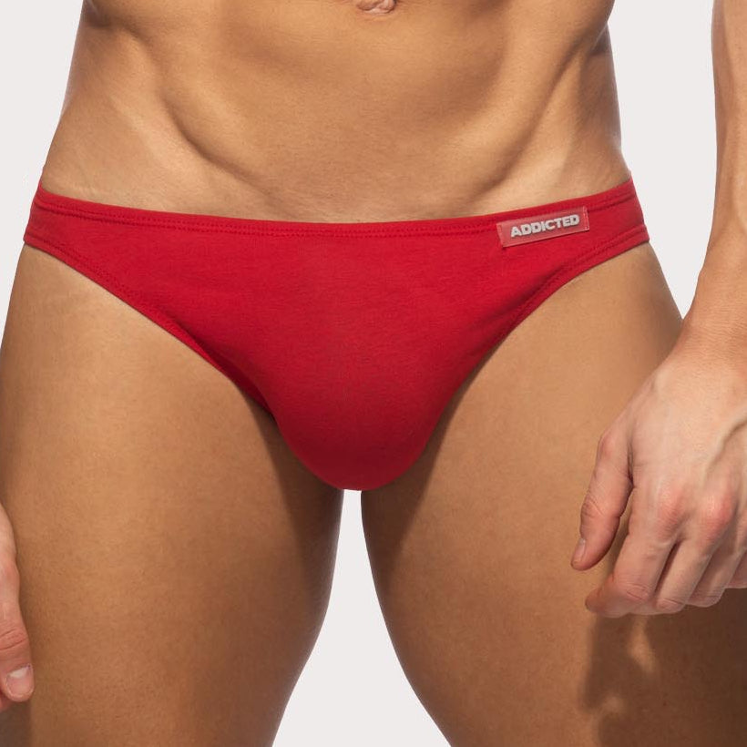 Tief geschnittener Mini Slip 'COTTON BIKINI BRIEF' von Addicted Underwear in rot, Frontansicht