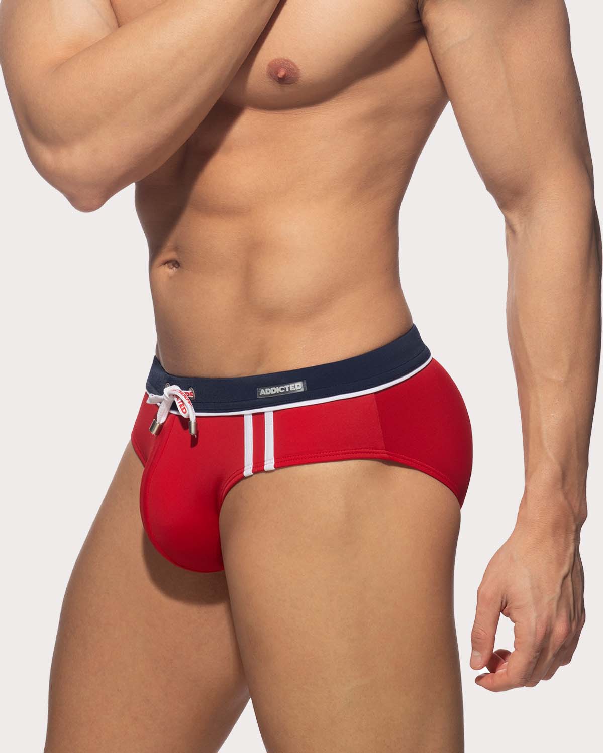 Addicted Detail Binding Swim Brief - Sexy, sportlicher Badeslip für Männer mit Push-Up Einlage in rot mit blauem Bund