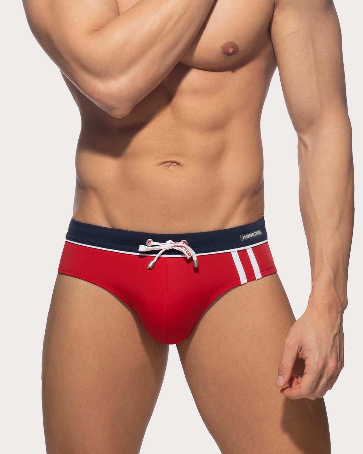 Addicted Detail Binding Swim Brief - Sexy, sportlicher Badeslip für Männer mit Push-Up Einlage in rot mit blauem Bund, front