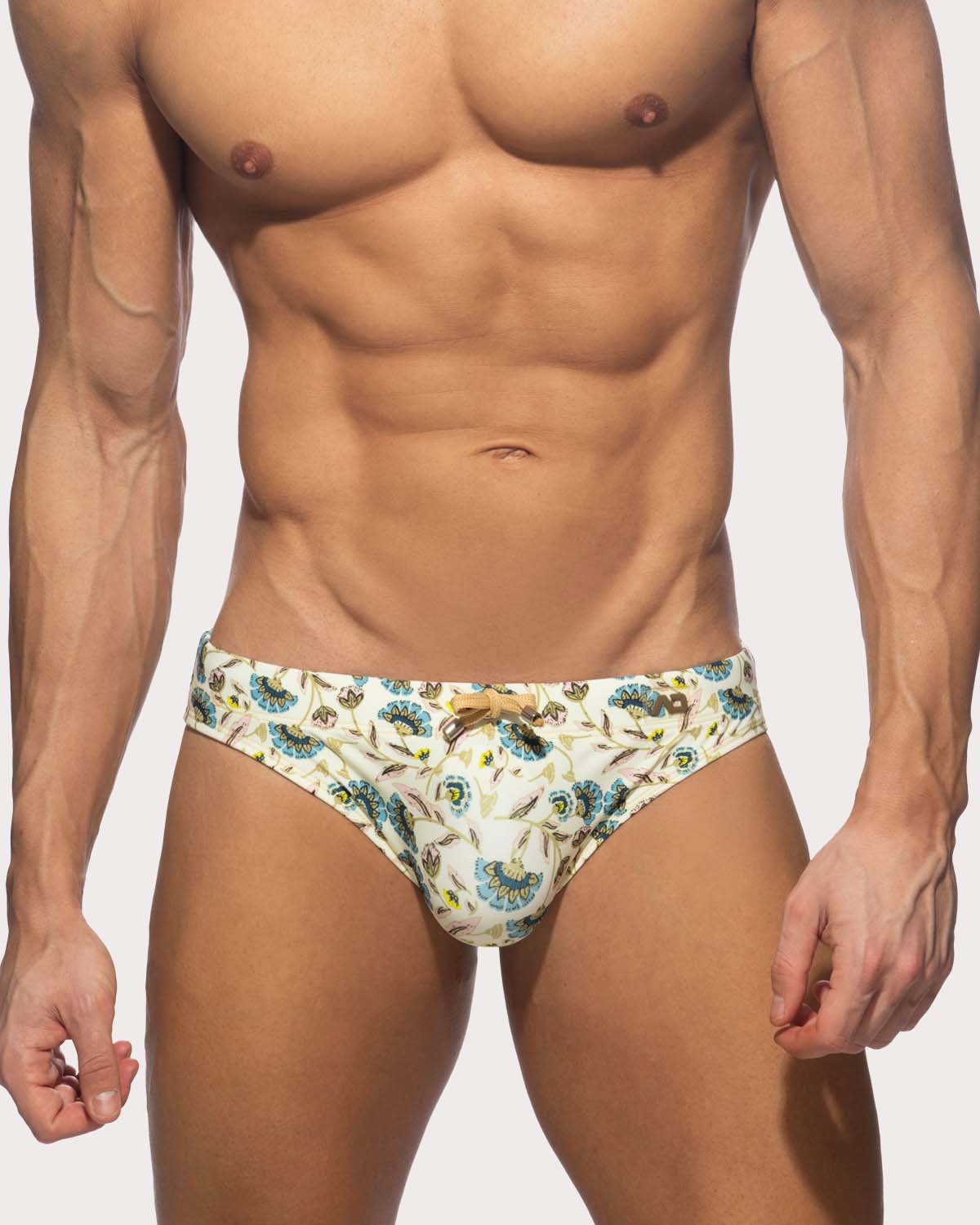 Addicted Spring Flowers Swim Brief - Herren Badeslip in floralem Muster mit herausnehmbarer Push-Up Einlage