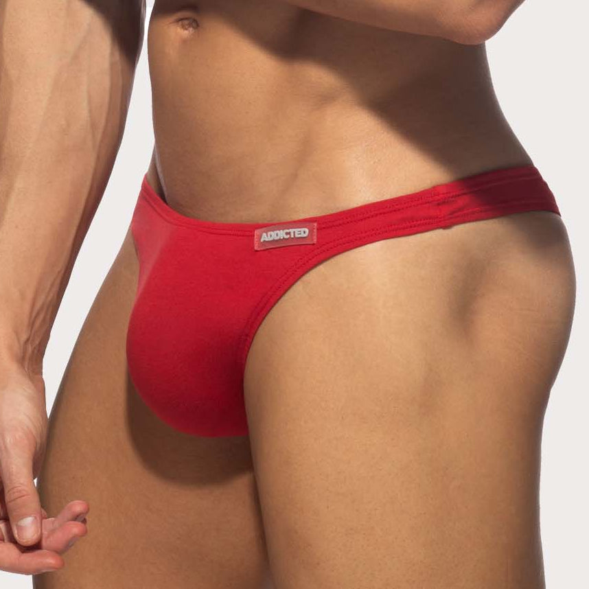 Addicted Cotton Thong - knapper Low-Rise String-Tanga für Männer in knalligem Rot