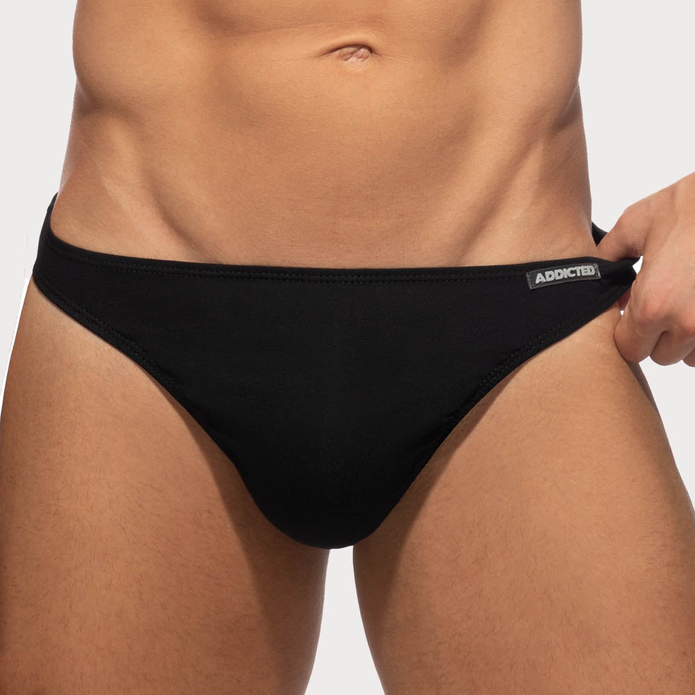Addicted Cotton Thong - knapper Low-Rise String-Tanga für Männer in schwarz, front