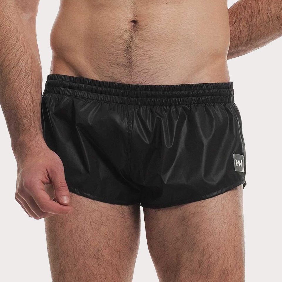 Modus Vivendi Plain Jogging Cut Swim Shorts - Extra kurze Badeshorts für Männer im Retro Style in schwarz